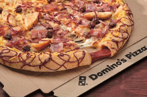 Domino's Pizza se estrena en Alcàsser y dona la recaudación de su apertura a Cruz Roja